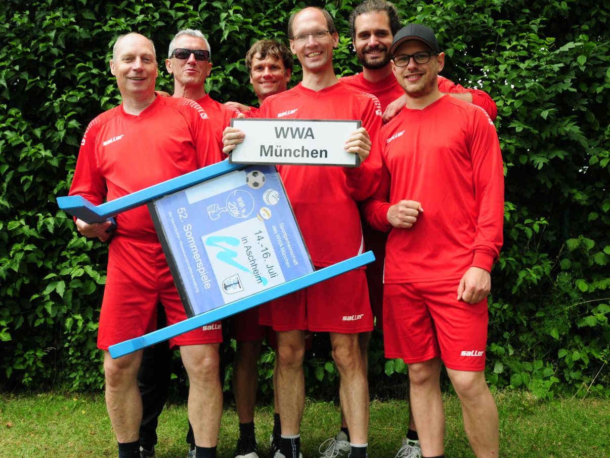 Team mit WWA-München-Schild