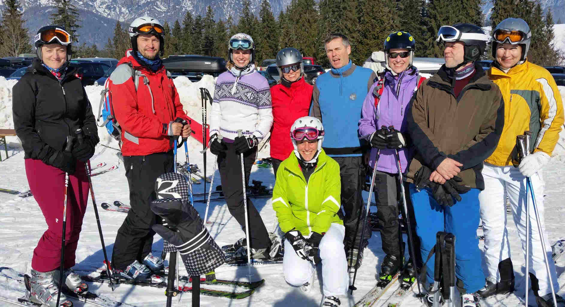 Wintersportgruppe auf der Piste